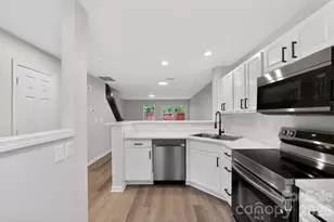 6762 Cypress Tree Ln, Charlotte, NC 28215 - Photo 8