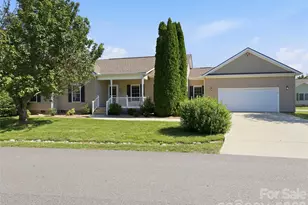 209 Beechnut Dr, Hendersonville, NC 28739 - Photo 2