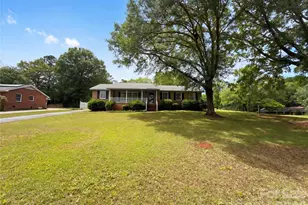 2077 Strafford Dr, Lancaster, SC 29720 - Photo 2