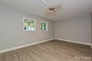633 Pennwood Ln, Charlotte, NC 28215 - Photo 12