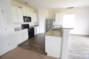 9709 Weikert Rd, Charlotte, NC 28215 - Photo 8