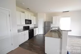 9709 Weikert Rd, Charlotte, NC 28215 - Photo 6