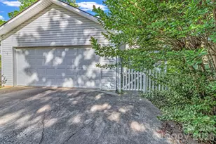 105 Amelia Dr, Hendersonville, NC 28792 - Photo 2