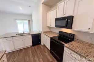 7336 Amberly Hills Rd, Charlotte, NC 28215 - Photo 2