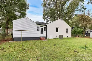 5726 Oak Dr, Charlotte, NC 28216 - Photo 30