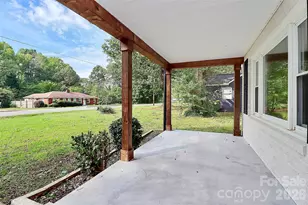 5726 Oak Dr, Charlotte, NC 28216 - Photo 6