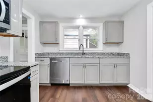 5726 Oak Dr, Charlotte, NC 28216 - Photo 8
