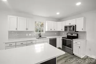 10107 Clairemore Pl, Charlotte, NC 28216 - Photo 4