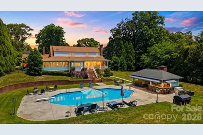 1013 14th Avenue Drive NW, Hickory, NC 28601 - Photo 2