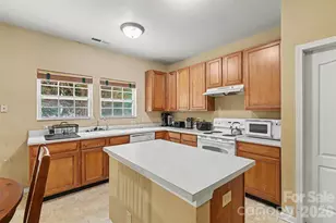 13933 Pinyon Pine Ln, Charlotte, NC 28215 - Photo 12