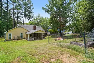 4300 Saxonbury Way, Charlotte, NC 28269 - Photo 32
