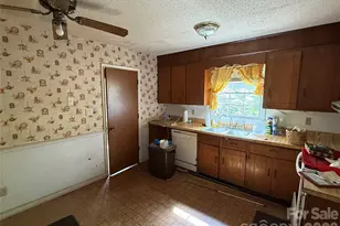 10100 Starwood Dr, Charlotte, NC 28215 - Photo 4