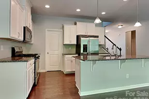 9425 Hartington Pl, Charlotte, NC 28269 - Photo 2