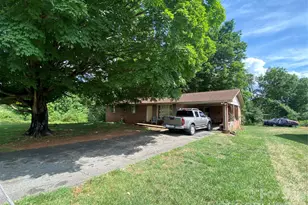 2071 Colonial Ln, Hickory, NC 28601 - Photo 2