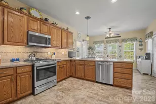 606 Carriage Commons Dr, Hendersonville, NC 28791 - Photo 12
