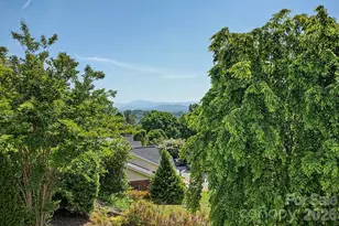606 Carriage Commons Dr, Hendersonville, NC 28791 - Photo 2