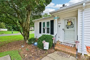 6042 Crape Myrtle Ln, Charlotte, NC 28216 - Photo 2