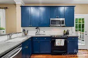 8932 Arbor Creek Dr, Charlotte, NC 28269 - Photo 12