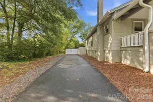 1226 1st Ave Pl NW, Hickory, NC 28601 - Photo 2