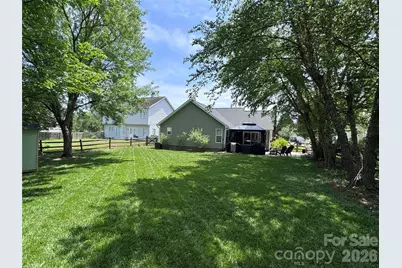 3930 Huntmeadow Drive, Charlotte, NC 28269 - Photo 10
