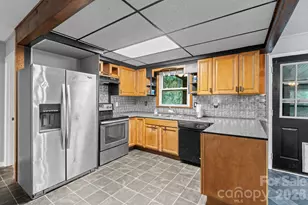 177 E Poplar Dr, Hendersonville, NC 28792 - Photo 8