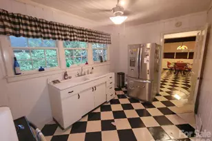 318 W 6th Ave, Gastonia, NC 28052 - Photo 6