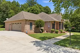 1705 29th Ave Pl NE, Hickory, NC 28601 - Photo 2