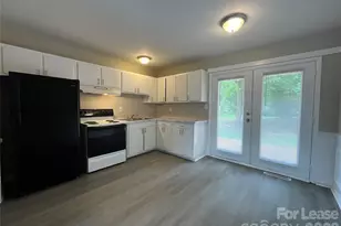 4928 Malibu Dr, Charlotte, NC 28215 - Photo 6