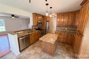 6121 Linda Vista Ln, Charlotte, NC 28216 - Photo 2