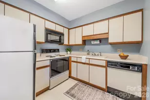 2604 Vineyard Blvd, Asheville, NC 28805 - Photo 8