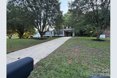 1880 Woodridge Circle, Hickory, NC 28602 - Photo 2