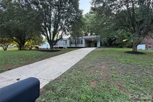 1880 Woodridge Cir, Hickory, NC 28602 - Photo 2