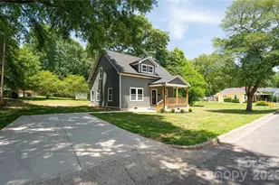 209 E Dixon St, Lincolnton, NC 28092 - Photo 2