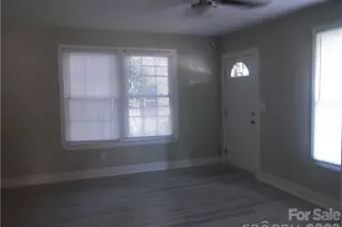 2431 Columbus Cir, Charlotte, NC 28208 - Photo 2
