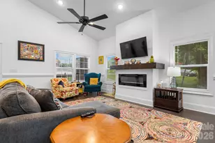 329 W F St, Newton, NC 28658 - Photo 4