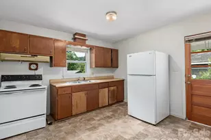 807 N Cherokee Ave, Black Mountain, NC 28711 - Photo 4