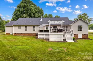 596 Maple Ridge Cir, Salisbury, NC 28147 - Photo 2