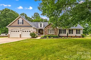 596 Maple Ridge Cir, Salisbury, NC 28147 - Photo 2
