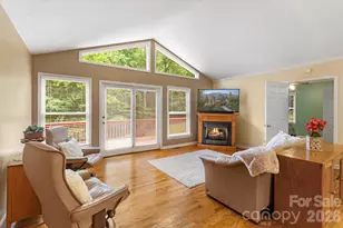 134 Valle Way, Hendersonville, NC 28739 - Photo 2