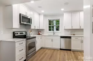 11510 Painted Tree Rd, Charlotte, NC 28226 - Photo 10