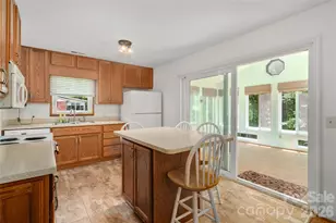 1541 Glenheath Dr, Hendersonville, NC 28791 - Photo 2