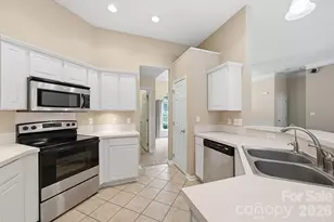 9421 Foggy Meadow Rd, Charlotte, NC 28269 - Photo 14