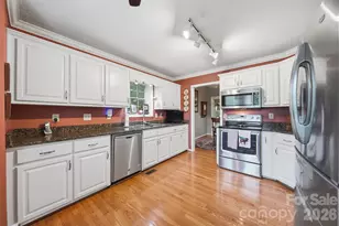5666 Gold Creek Bay Dr, Hickory, NC 28601 - Photo 10