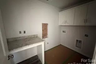 4017 Juno Dr, Charlotte, NC 28215 - Photo 6