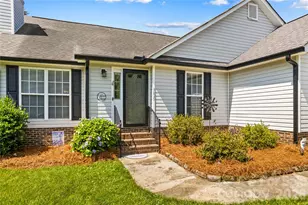 4425 Derbyshire Ln, Matthews, NC 28104 - Photo 6