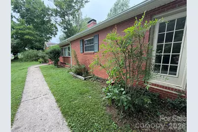901 Ridgecrest Drive NE, Lenoir, NC 28645 - Photo 2