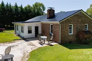 1424 Bear Creek Rd, Bakersville, NC 28705 - Photo 6
