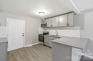 2732 Thornton Rd, Charlotte, NC 28208 - Photo 6