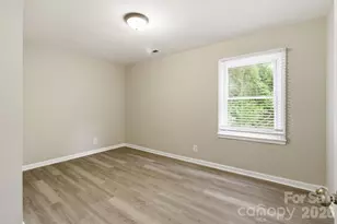 2725 Thornton Rd, Charlotte, NC 28208 - Photo 12