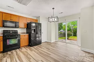 6010 Raisin Tree Ln, Charlotte, NC 28215 - Photo 10